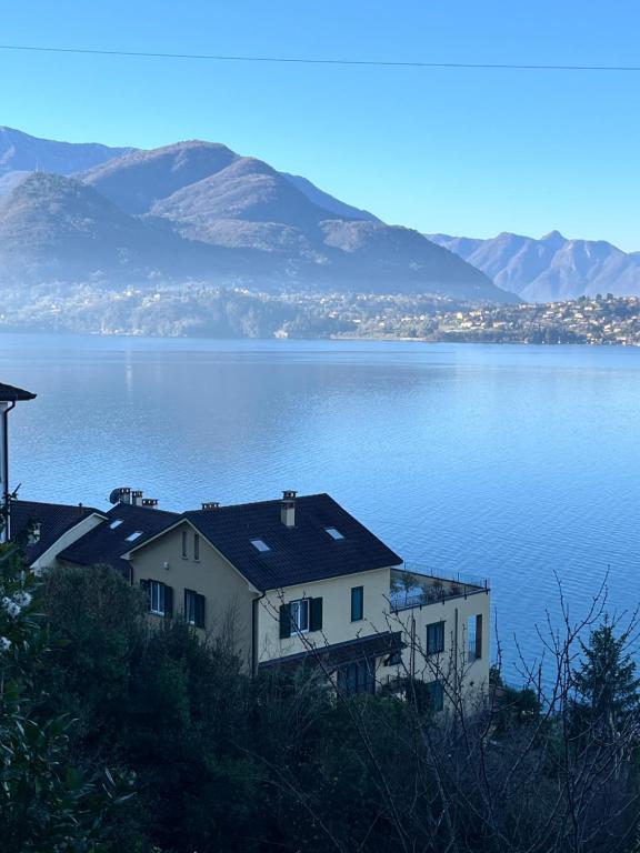 The property setting on the hillside above Lake Como